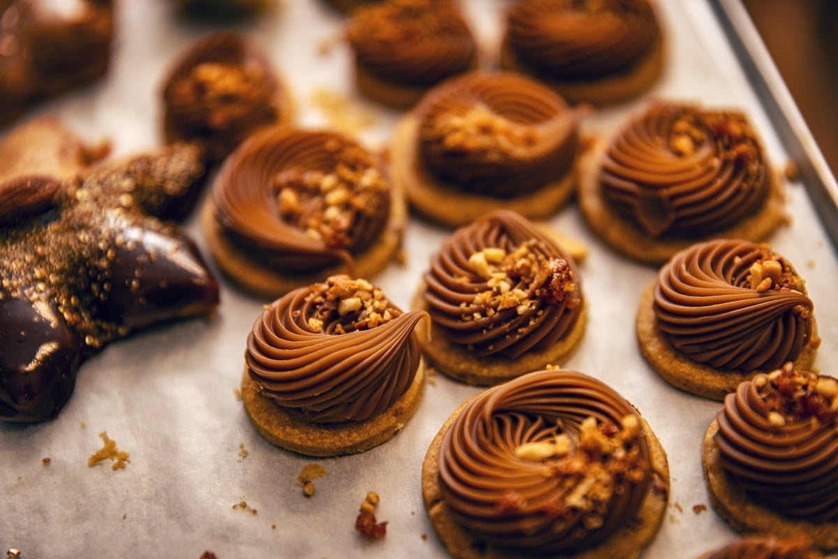 christmas-holiday-chocolate-mini-desserts-2025-02-22-01-15-57-utc
