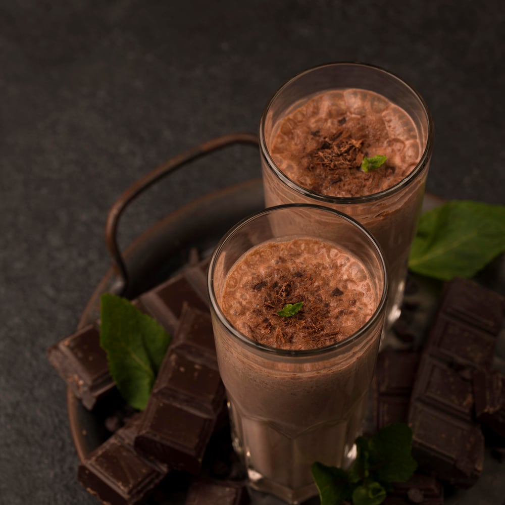 high-angle-milkshake-glasses-tray-with-mint-chocolate